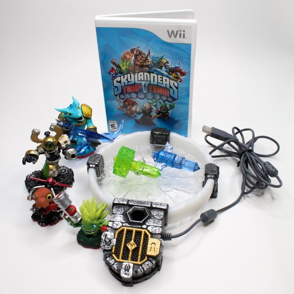 Nintendo Other - Wii Skylands Trap Team game,  portal, 4 figures, 2 crystals
